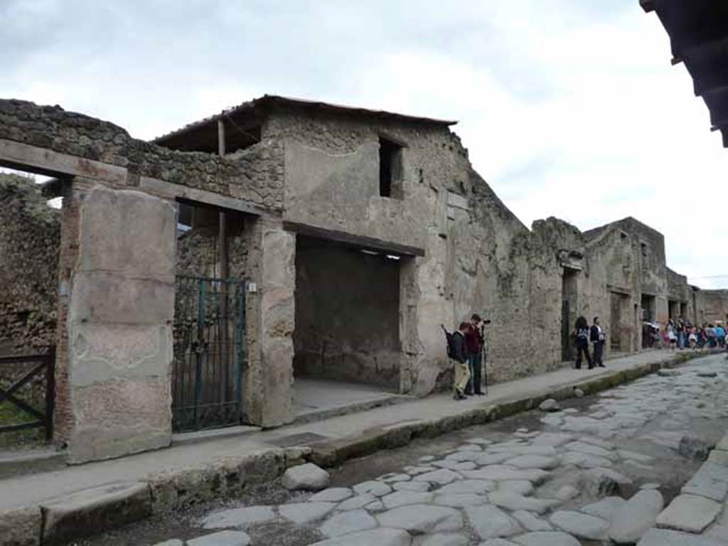 Via dell’ Abbondanza, south side, May 2010. Looking west from I.6.1.