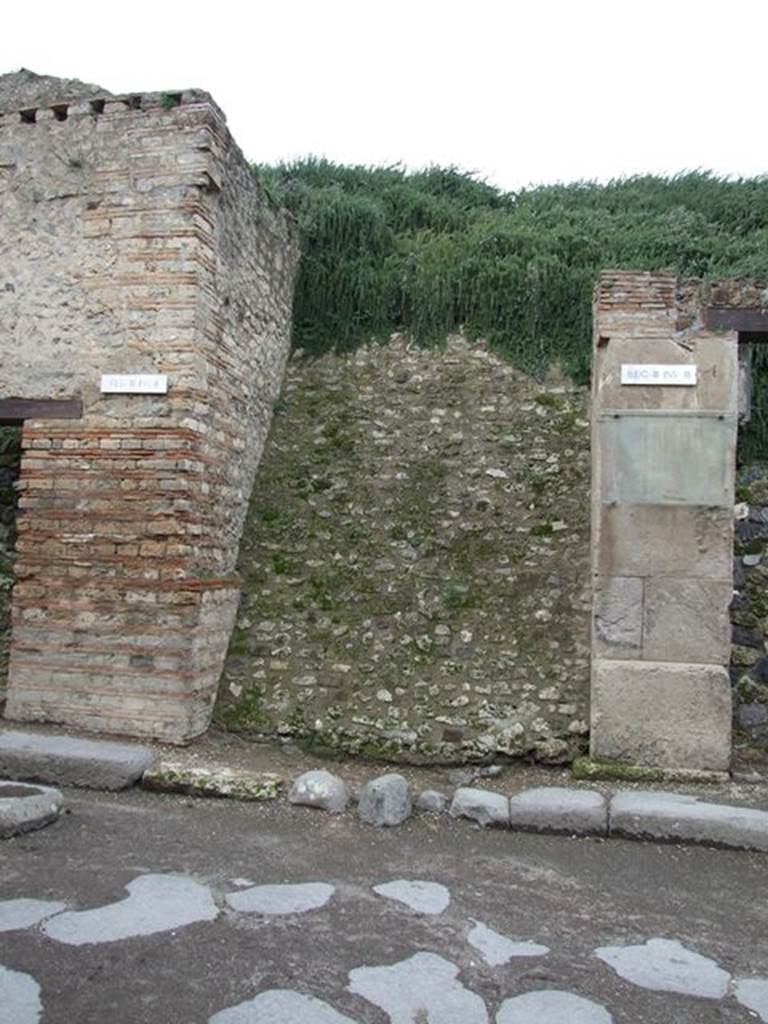 Via dell’ Abbondanza. Looking north at entrance to unnamed vicolo  between III.2 and III.3. December 2006.