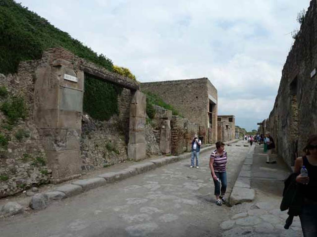 Via dell’Abbondanza, north side. May 2010. Looking east along III.3. from near junction.