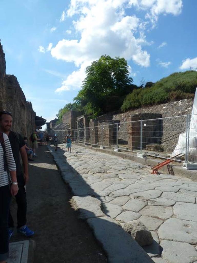 Via dell’Abbondanza, north side. September 2015.  Looking west along III.3.