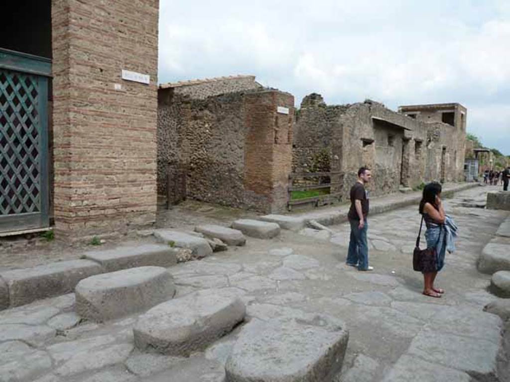 Via dell’Abbondanza, north side. May 2010. Looking east along III.4, from near I.13.5.