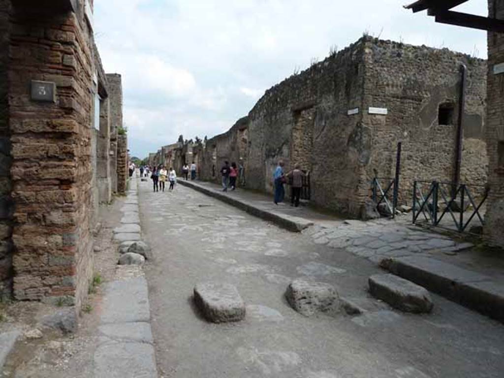 Via dell’Abbondanza, south side. May 2010. Looking east along I.13 from near III.2.3.