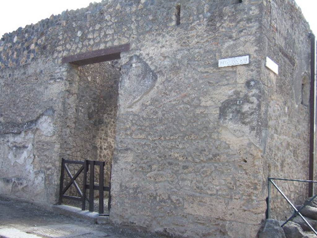 Via dell’ Abbondanza. South side. East corner at I.13.1 with Vicolo dei Fuggiaschi. September 2005.