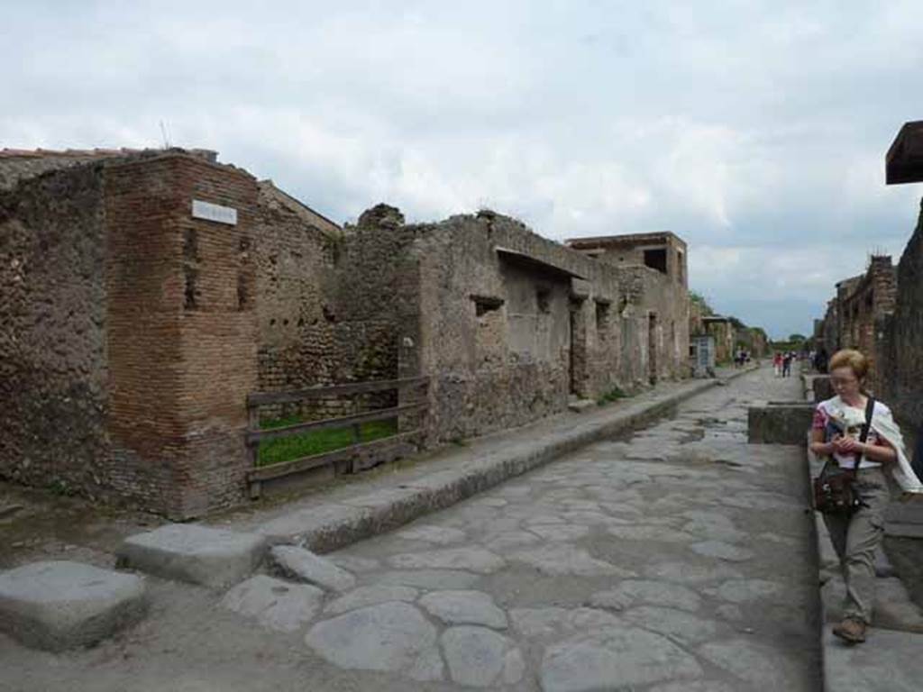 Via dell’Abbondanza, north side. May 2010. Looking east along III.4 from junction with Via di Nocera.