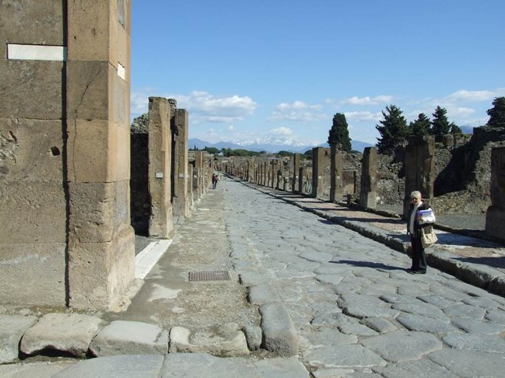 Via dell’Abbondanza between VII.13 and VIII.5. Looking east from junction with Vicolo di Eumachia, on the left. March 2009.