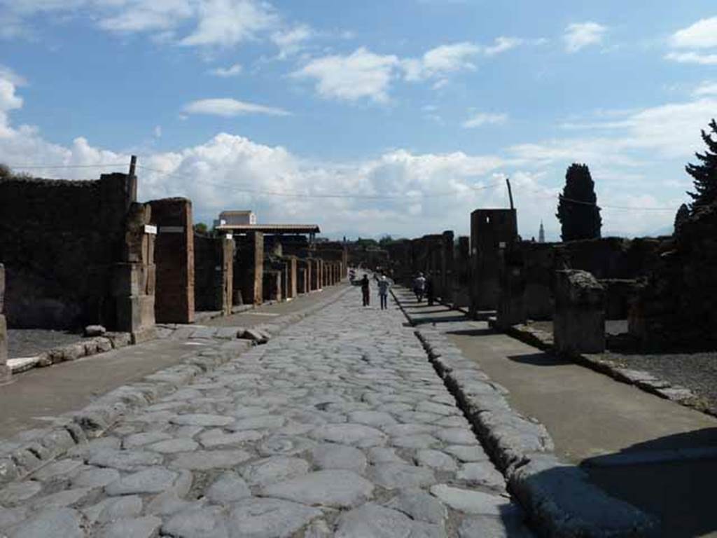 Via dell’Abbondanza. May 2010. Looking east between VII.13 and VIII.5, from near VIII.5.10.