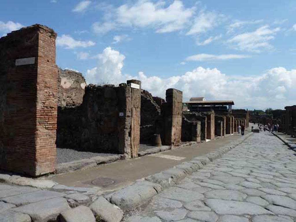 Via dell’Abbondanza, north side. May 2010. Looking east along VII.14 from junction with Vicolo della Maschera and VII.14.1.