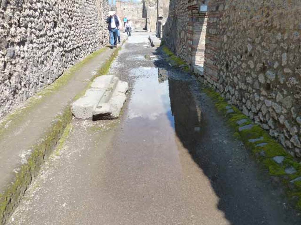 Via dell’Abbondanza. May 2010. Unnamed vicolo, looking north to junction with Via dell’Abbondanza.