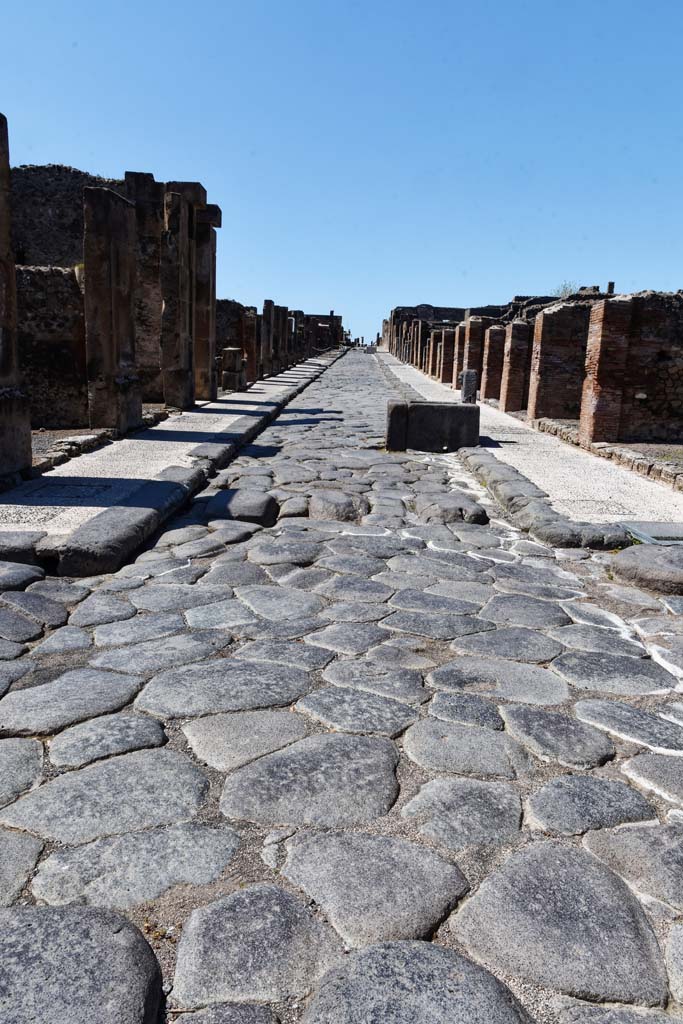 Via dell’Abbondanza. April 2021. 
Looking west between VIII.5, on left, and VII.14, on right. 
Photo courtesy of Nicolas Monteix and Sandra Zanella.
