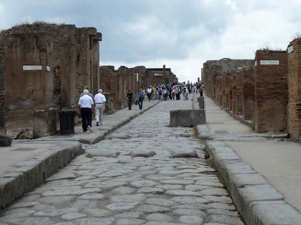 Via dell’ Abbondanza. May 2010. Looking west between VIII.5 and VII.14, and the junction with Via dei Teatri, on the left.