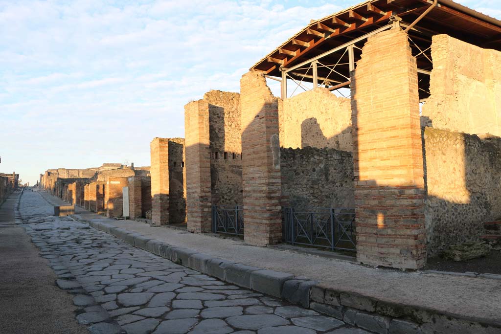 Via dell’Abbondanza, north side. December 2018. Looking west from VII.1.5, on right. Photo courtesy of Aude Durand.