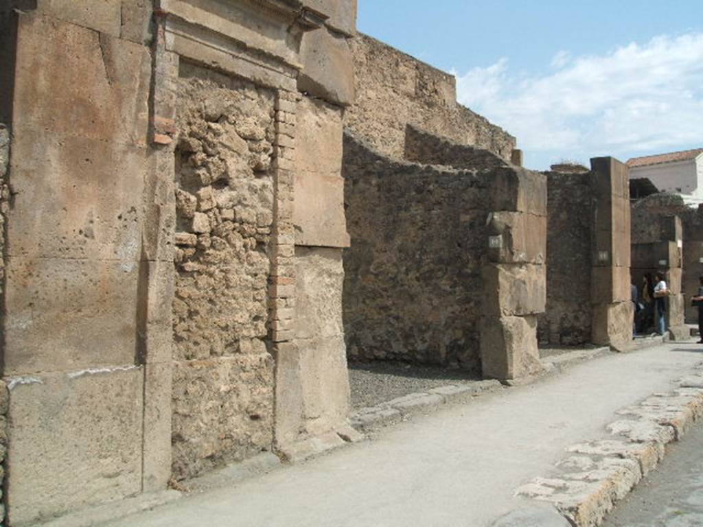 Via dell’Abbondanza. North side. Looking east near the Stabian Baths. May 2005.