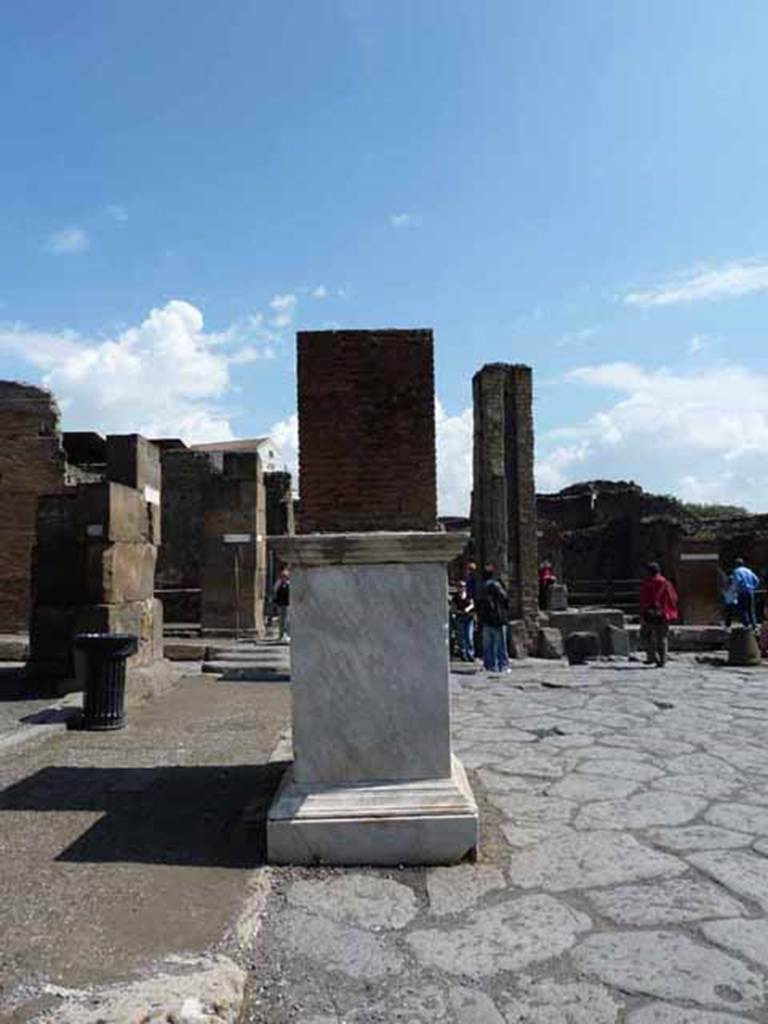 Via dell’Abbondanza, north side. May 2010. Statue base of Holconius Rufus near VII.1.11.