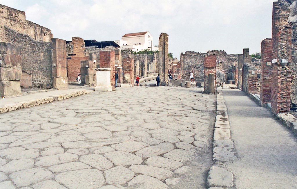 Via dell’Abbondanza. October 2001. 
Looking east to junction with Via Stabiana, at the crossroads of Holconius. Photo courtesy of Peter Woods.
