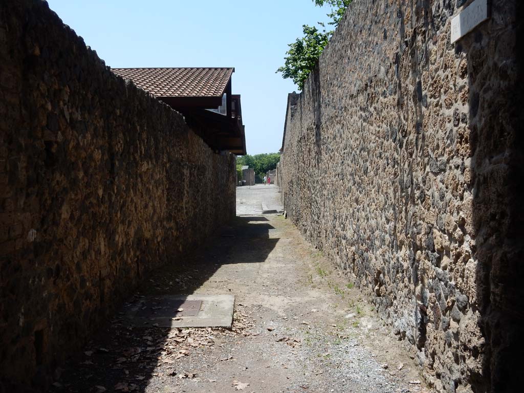 Via della Palestra between II.8 and II.9. June 2019. Looking west towards Via di Nocera. Photo courtesy of Buzz Ferebee.