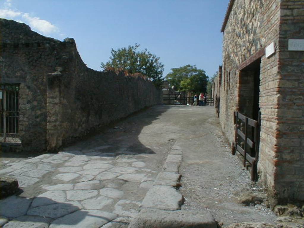 Via della Palestra between I.20 and I.14. September 2004. Looking west from Via di Nocera towards junction with Vicolo dei Fuggiaschi. 
