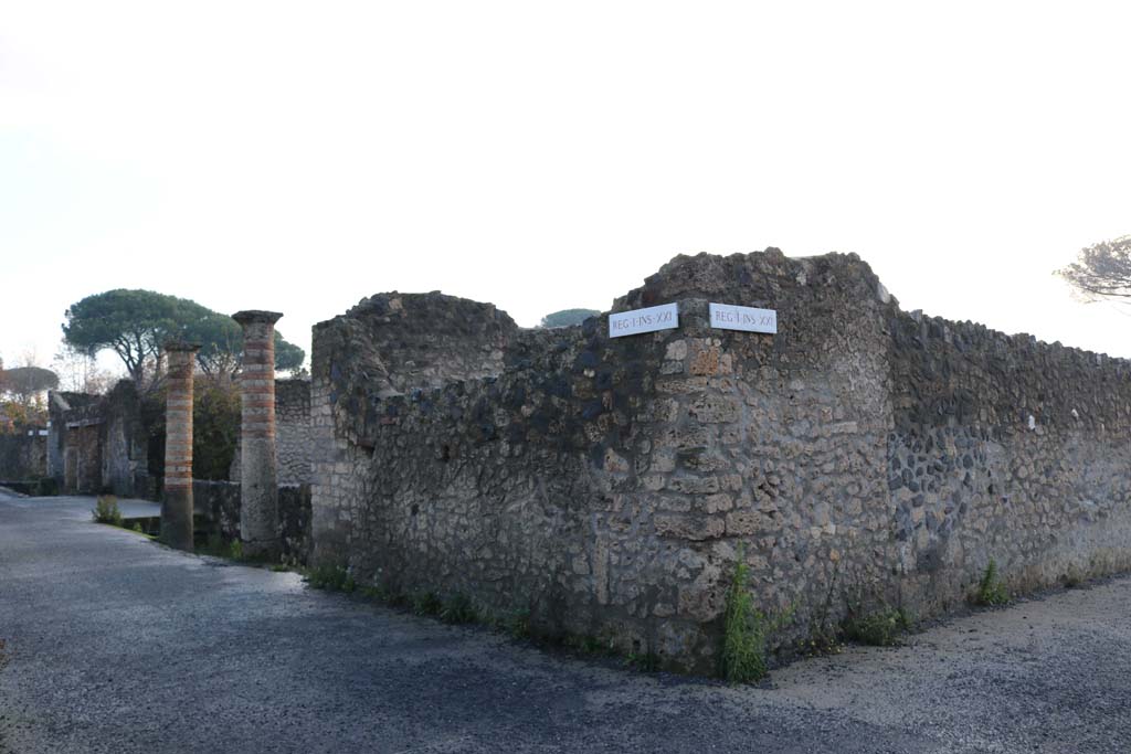 Via della Palestra, south side, Pompeii. December 2018. 
Looking east from junction with Vicolo della Nave Europa, on right, from I.21.1 towards I.21.5, on left. Photo courtesy of Aude Durand.

