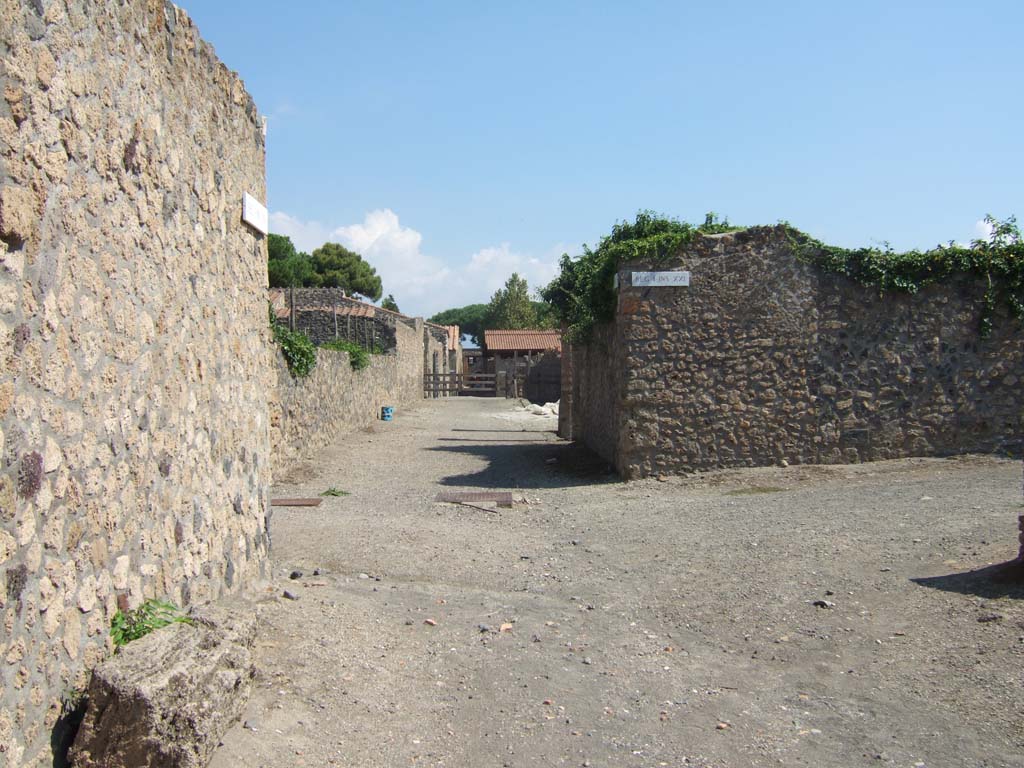 Via della Palestra between I.16 and I.22. September 2005. Looking east to junction with Vicolo della Nave Europa. 