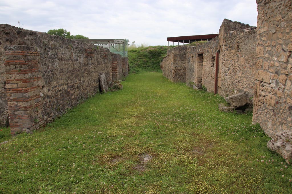 Via della Palestra between I.22, on left, and I.16, on right. May 2024. Looking west. Photo courtesy of Klaus Heese