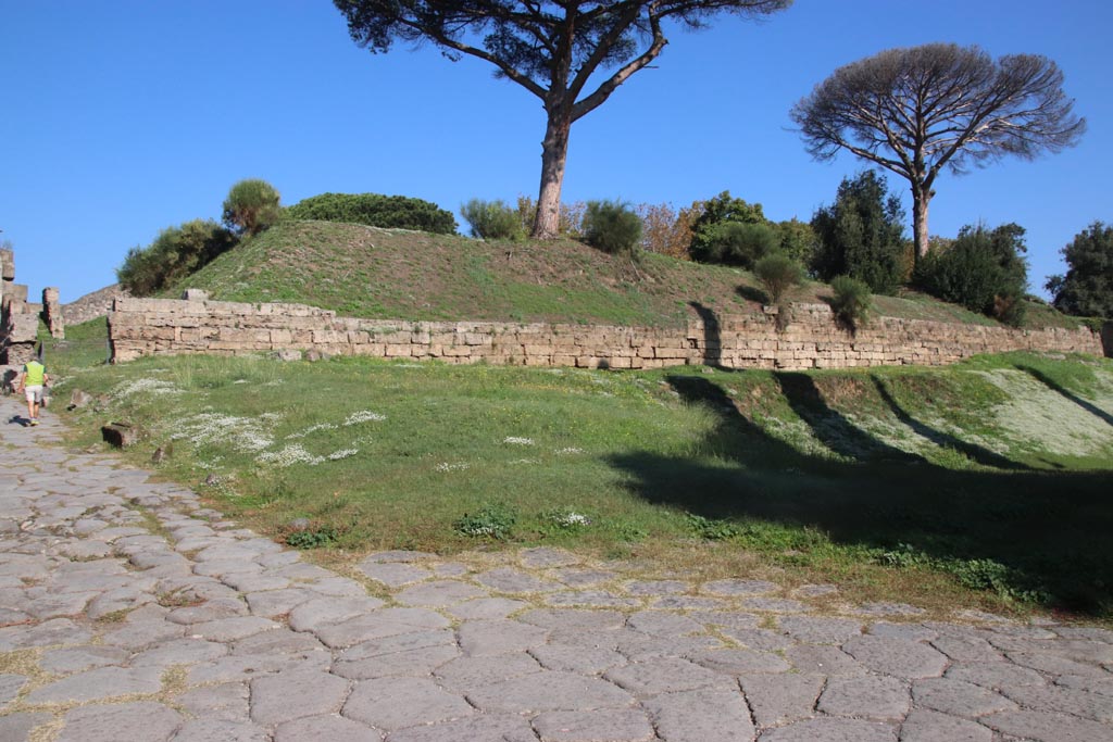 Pompeii Porta di Nocera, on left. October 2022. 
Looking north-east towards city walls from junction of Via delle Tombe and Via di Nocera. Photo courtesy of Klaus Heese.
