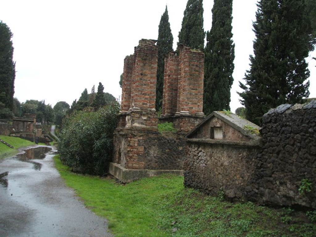 Via delle Tombe, north side. December 2004. Looking west from Tomb 22EN. 