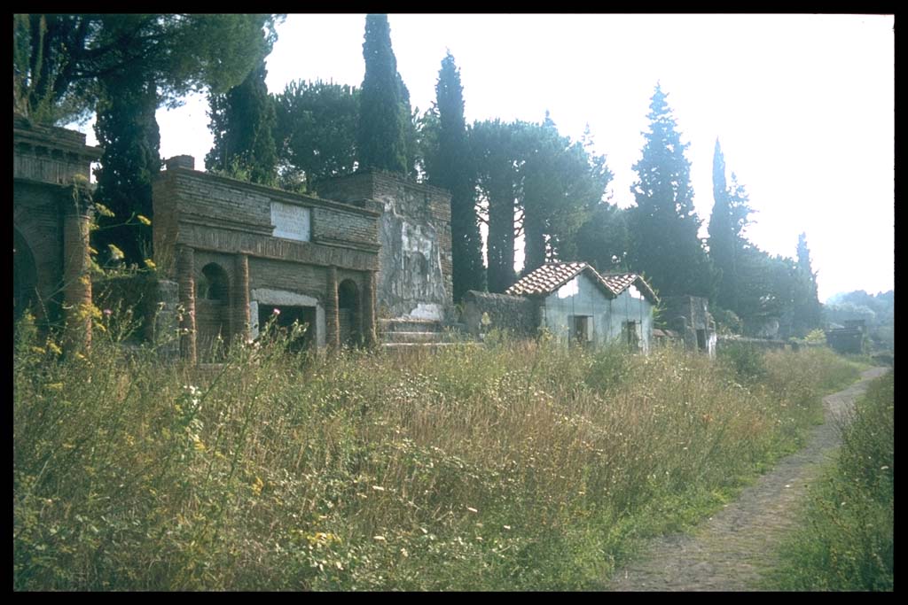 Via delle Tombe, south side. Looking west from tomb 17ES.
Photographed 1970-79 by Günther Einhorn, picture courtesy of his son Ralf Einhorn.
