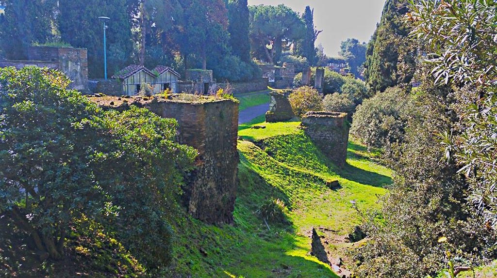 Pompeii Via delle Tombe. 2015/2016. Looking west. Photo courtesy of Giuseppe Ciaramella.