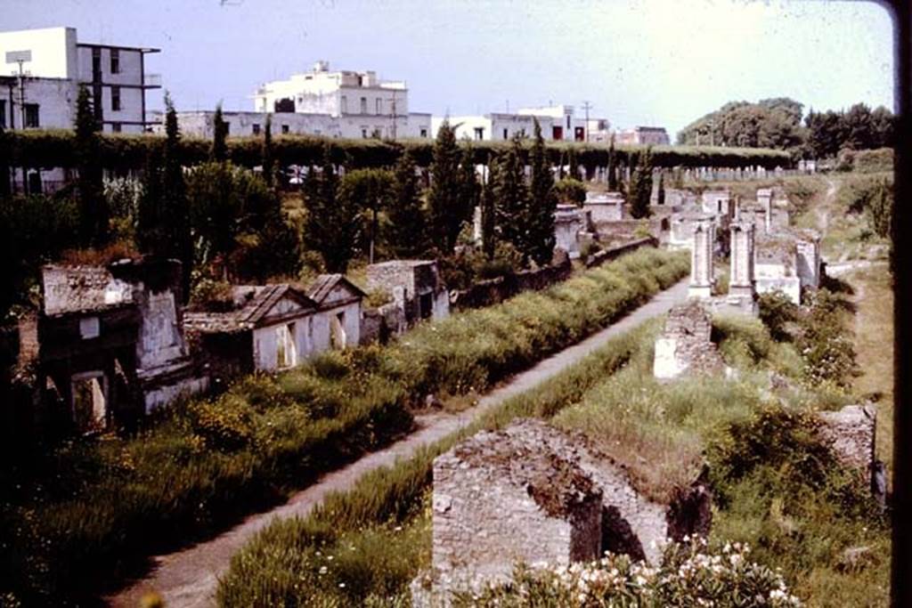 Via delle Tombe, Pompeii. 1964. Looking west.  Photo by Stanley A. Jashemski. 
Source: The Wilhelmina and Stanley A. Jashemski archive in the University of Maryland Library, Special Collections (See collection page) and made available under the Creative Commons Attribution-Non Commercial License v.4. See Licence and use details.
J64f1952
