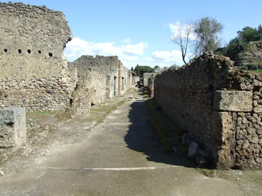 Via di Castricio between I.7 and I.19. March 2009. Looking east from junction with Vicolo di Paquius Proculus. 
