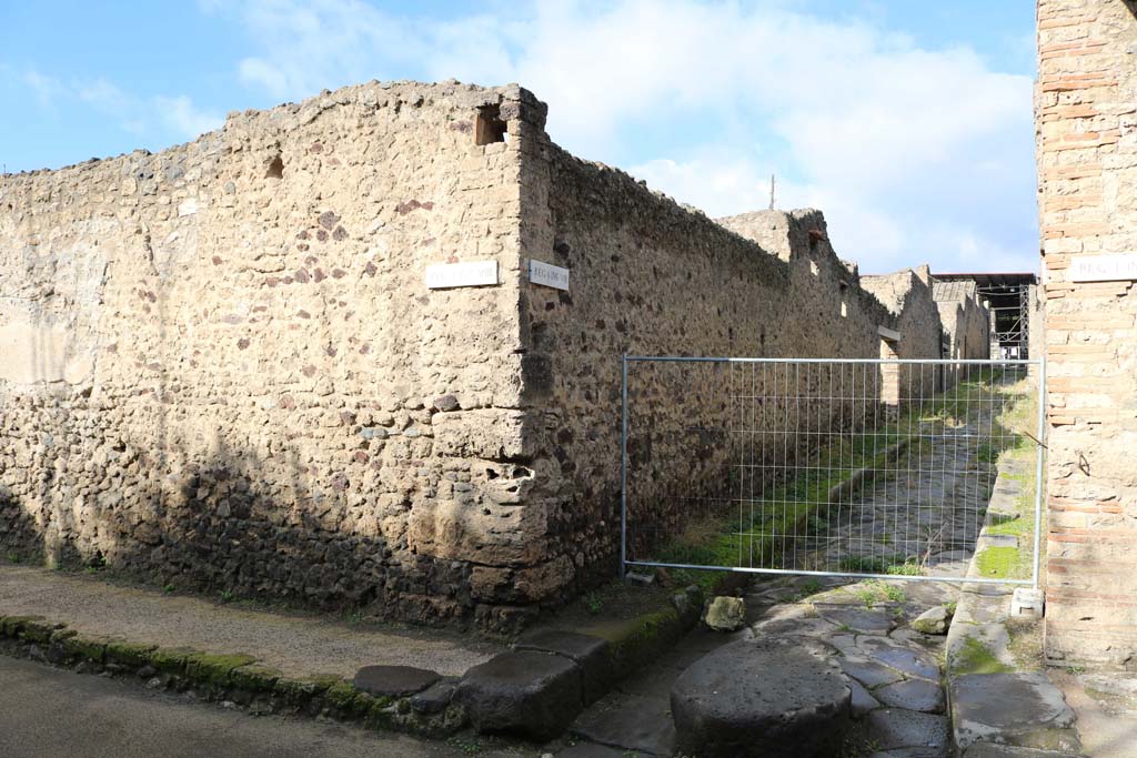 Via di Castricio, Pompeii. December 2018. 
Looking towards south-east corner of I.8, at junction with an unnamed vicolo and I.9, on right. Photo courtesy of Aude Durand.
