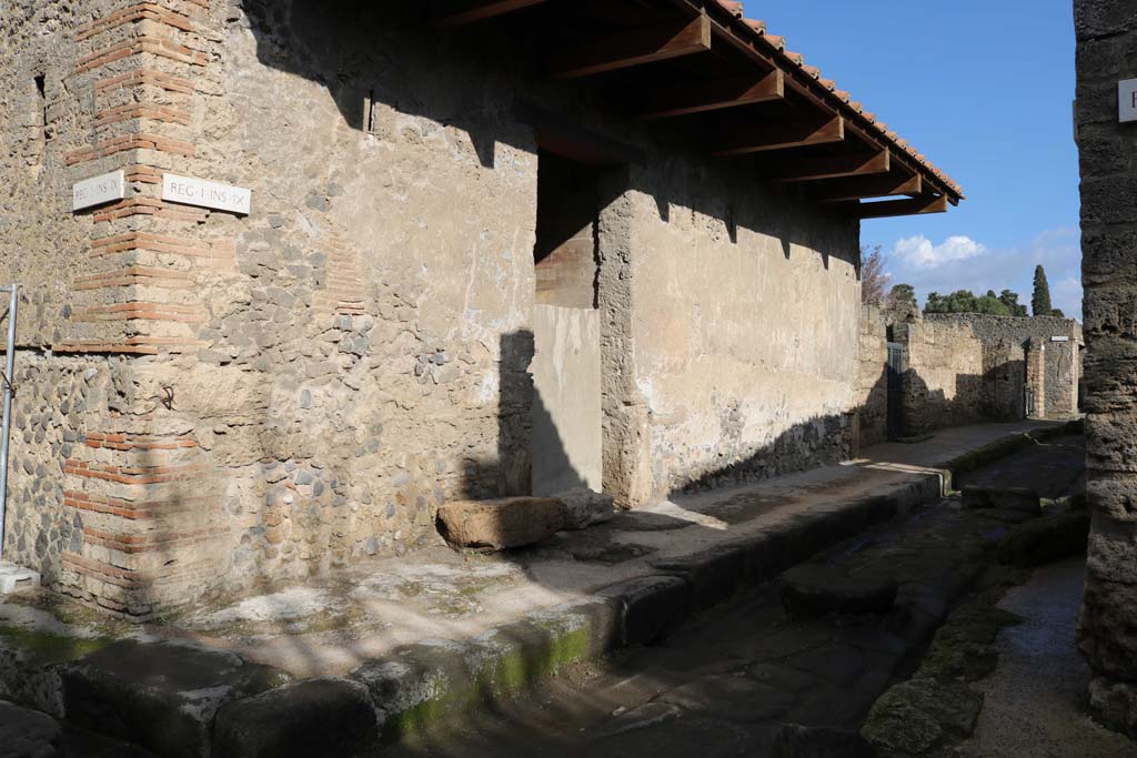 Via di Castricio, Pompeii. December 2018. Looking towards I.9.13 on north side of roadway. Photo courtesy of Aude Durand.