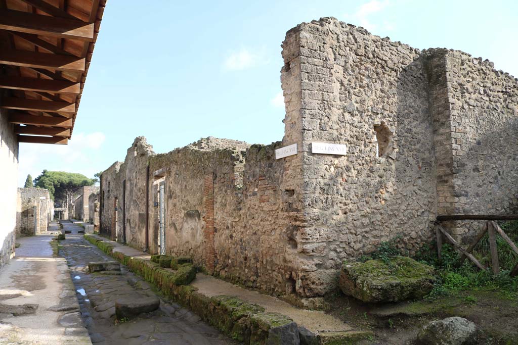 Via di Castricio, south side, Pompeii. December 2018.  
Looking east junction with an unnamed vicolo, towards I.17.1 to I.17.3. Photo courtesy of Aude Durand.
