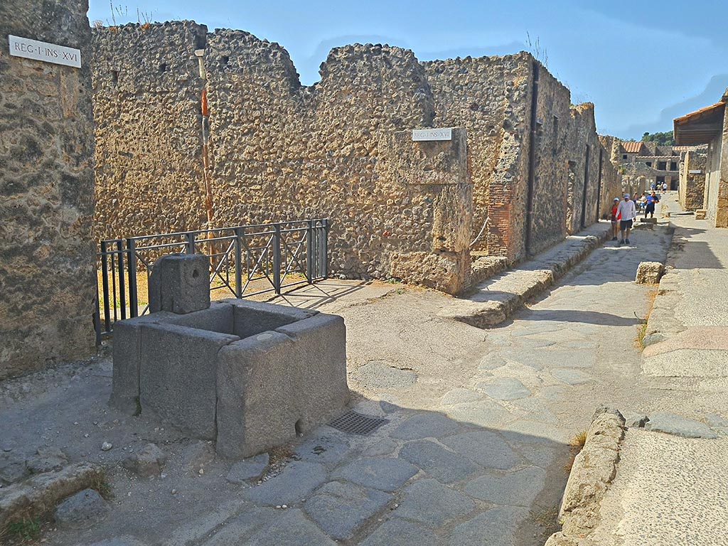 Via di Castricio, Pompeii. September 2024. Looking west from near fountain at I.16.4. Photo courtesy of Giuseppe Ciaramella.