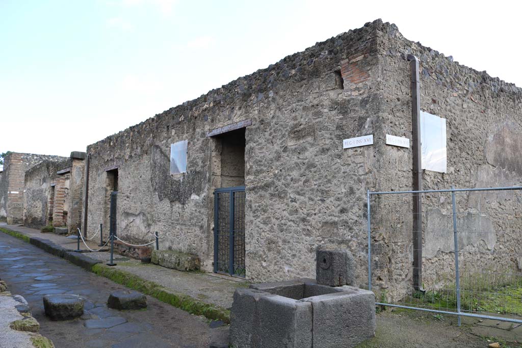 Via di Castricio, south side (on left). December 2018. Looking east along I.16, from junction with unnamed vicolo. Photo courtesy of Aude Durand.