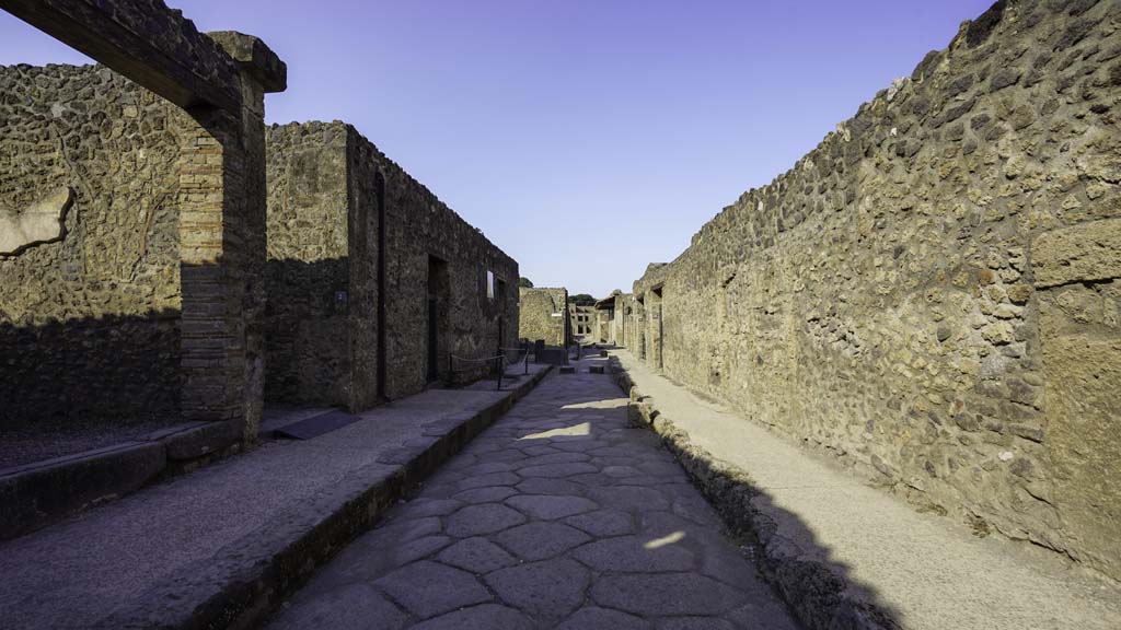 Via di Castricio between I.16 and I.11. August 2021.  Looking west. Photo courtesy of Robert Hanson.