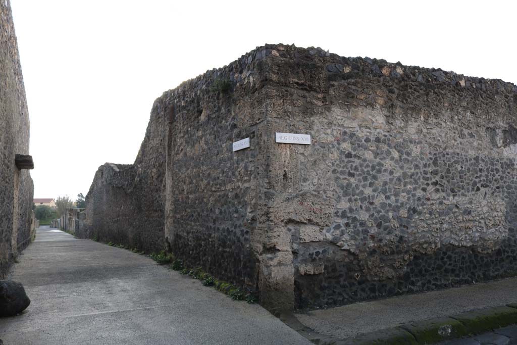 Via di Castricio, south side, left and right. December 2018. 
Looking south between I.15 and I.16 on Vicolo della Nave Europa. Photo courtesy of Aude Durand.
