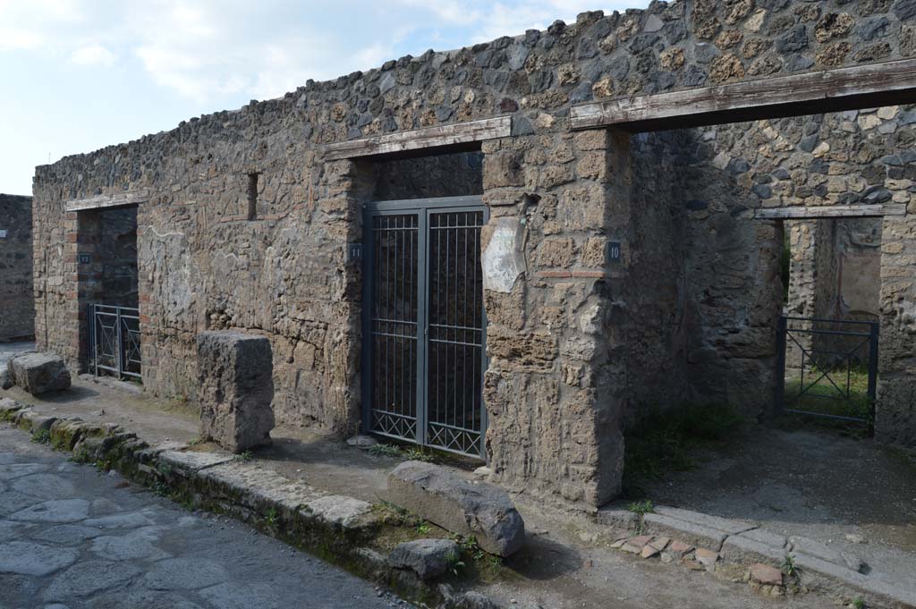 Via di Castricio, north side, Pompeii. October 2018. 
Looking towards entrance doorway, with I.12.12, on left, I.12.11, in centre, and I.12.10, on right.
Foto Taylor Lauritsen, ERC Grant 681269 DÉCOR.
