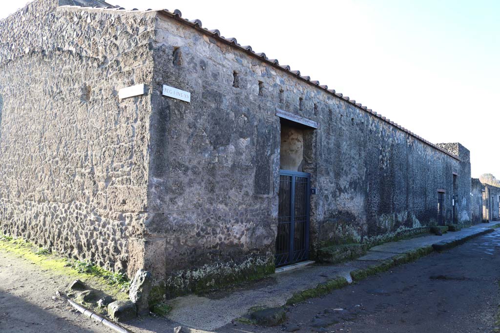 Via di Castricio, Pompeii, south side. December 2018. Looking west along I.15, between I.15.1 and I.15.3. Photo courtesy of Aude Durand.