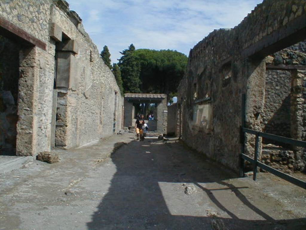 Via di Castricio between I.13 and I.14. September 2004.  Looking east from the junction with Vicolo dei Fuggiaschi. 
