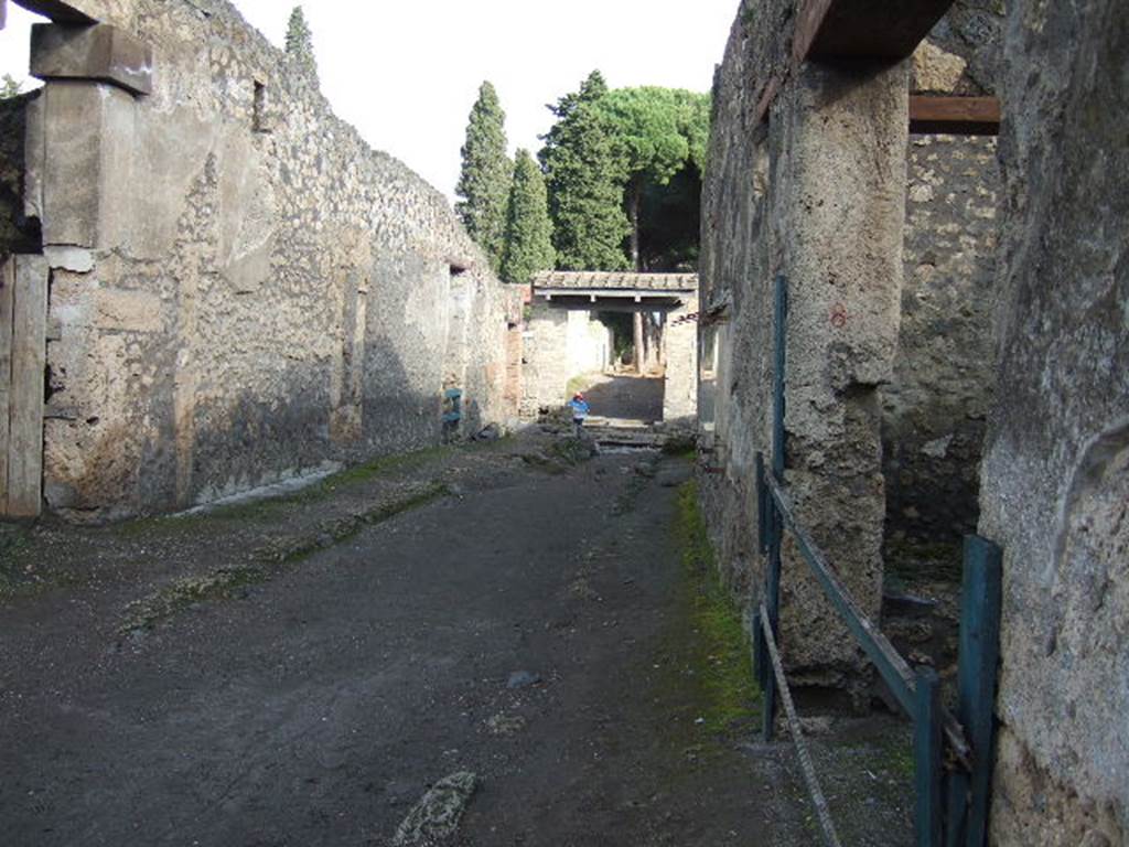 Via di Castricio between I.13 and I.14. December 2005. Looking east from near I.14.8 towards the junction with Via di Nocera. 
