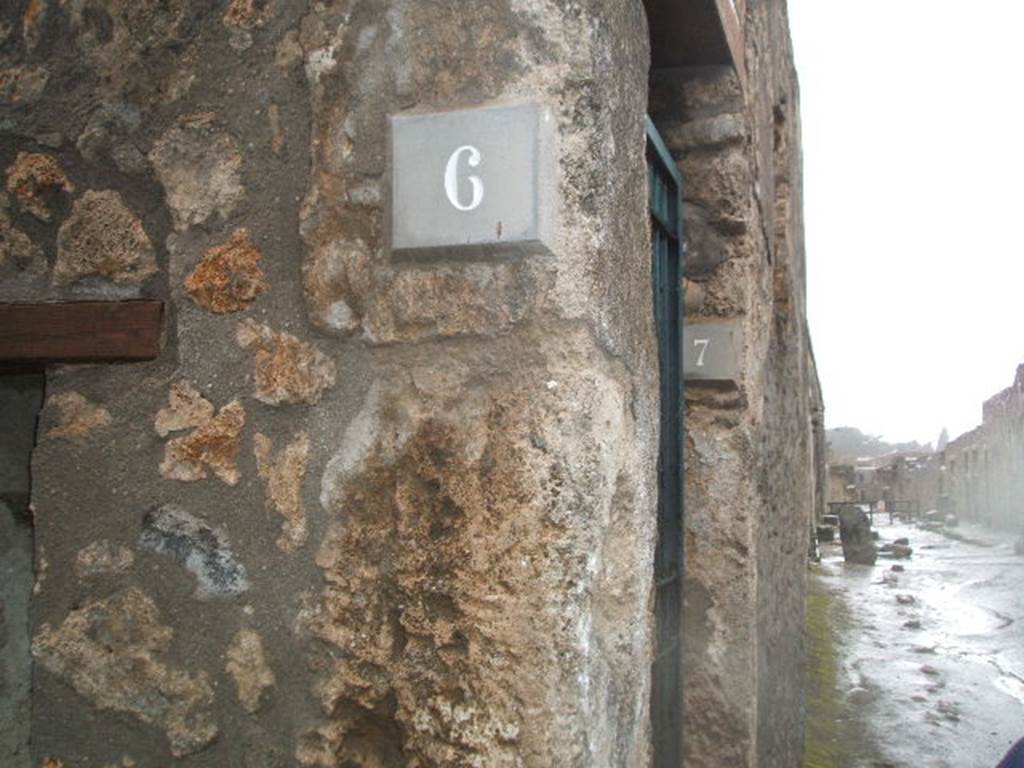 Via di Castricio at I.14.6. December 2004. Looking west towards junction with Vicolo dei Fuggiaschi. 
