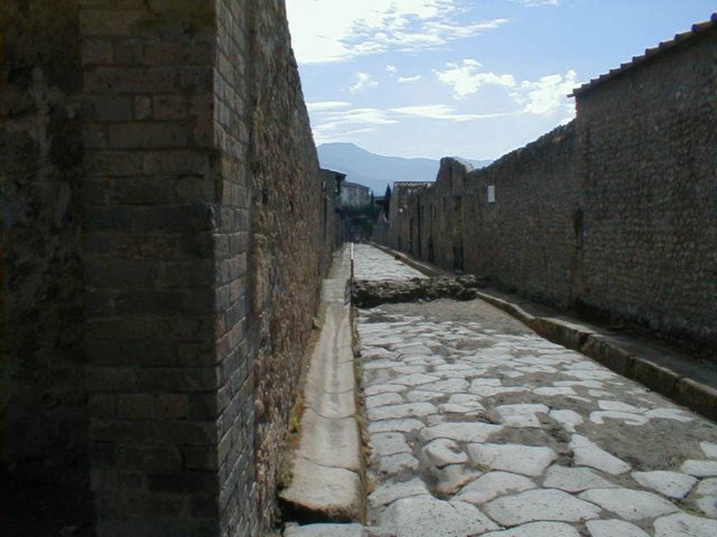 Via di Nocera between II.9 and I.14. September 2004.  Looking south from the junction with Via di Castricio.  
