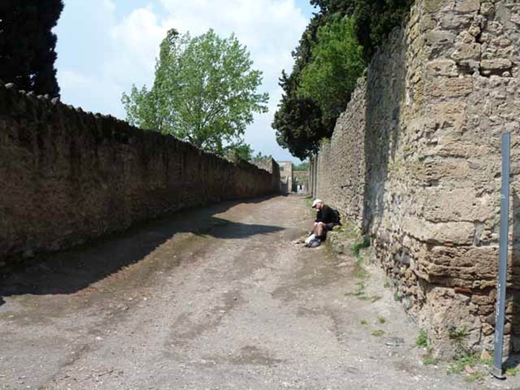 Via di Castricio, May 2010. Looking north from the junction along Vicolo di Octavius Quartio.