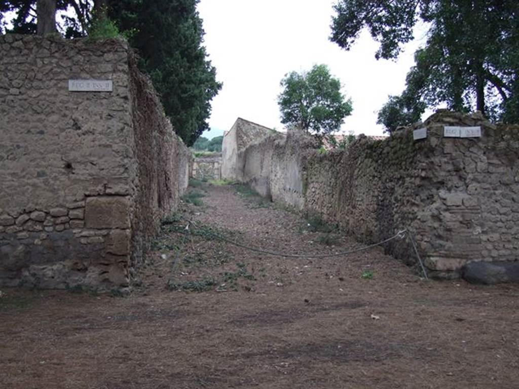 Vicolo della Venere between II.2 and II.3. December 2006. Looking north from junction with Via di Castricio. 
