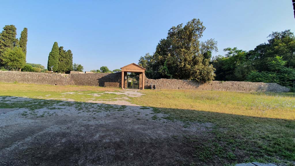 Via di Castricio, north side, Pompeii. July 2021. Looking north from shadow of Amphitheatre towards gate of II.5.5.
Foto Annette Haug, ERC Grant 681269 DÉCOR.
