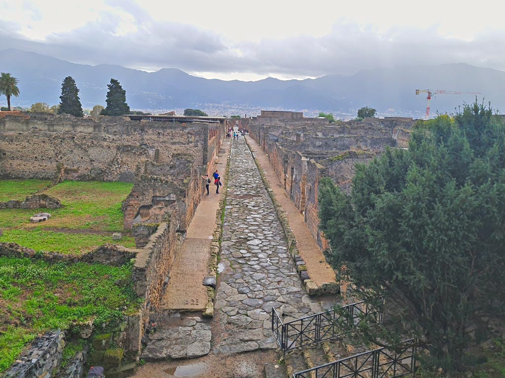 Via di Mercurio, Pompeii. November 2023. Looking south from entrance doorway on Tower XI. Photo courtesy of Giuseppe Ciaramella.