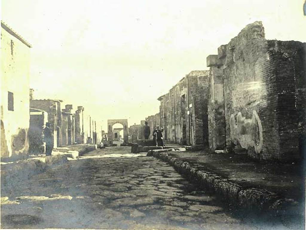 Via di Mercurio. About 1909. Looking south towards crossroads with Vicolo di Mercurio from near VI.7.10. Photo courtesy of Rick Bauer.