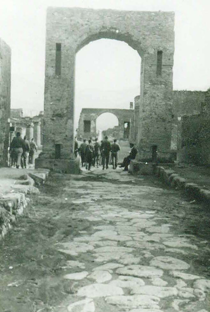 Via di Mercurio between VI.10 and VI.8. 1945. 
Looking south through the Arch of Caligula to Via del Foro. Photo courtesy of Rick Bauer.
