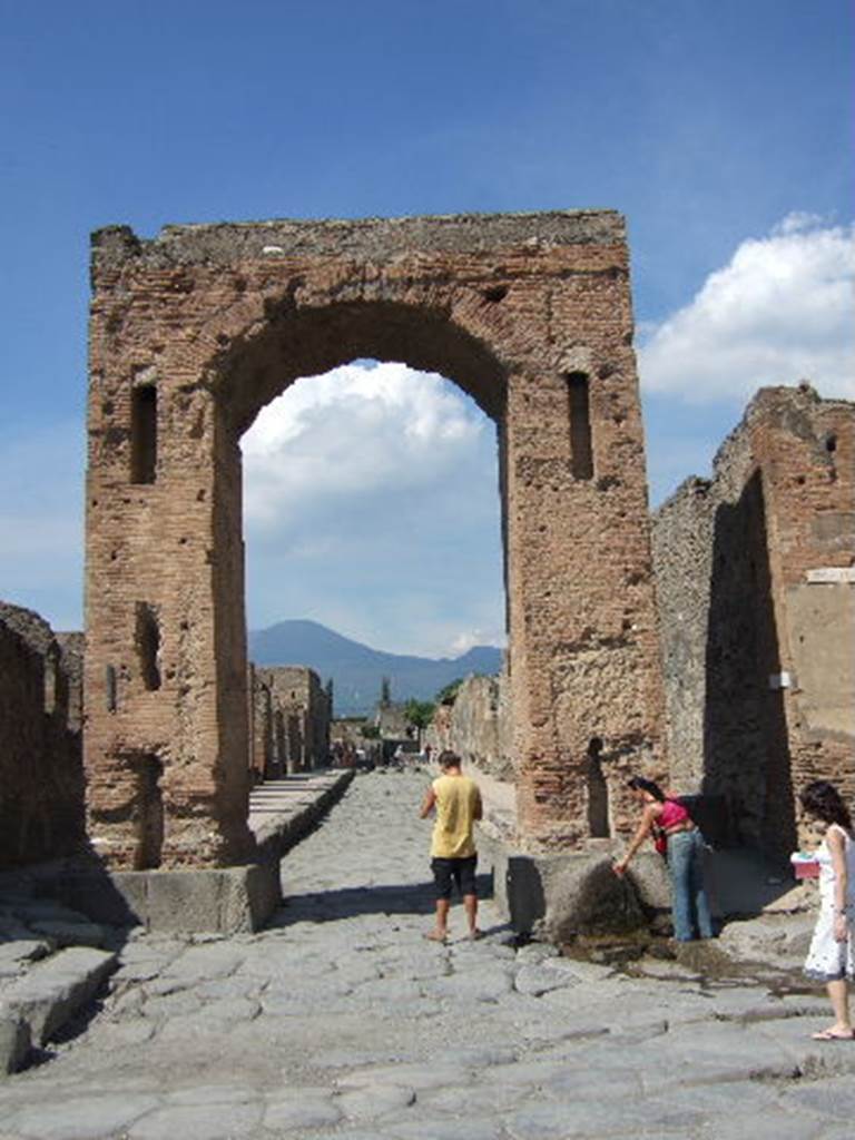 Via di Mercurio at the south end between VI.8 and VI.10. Looking north through the Arch of Caligula. September 2005.
