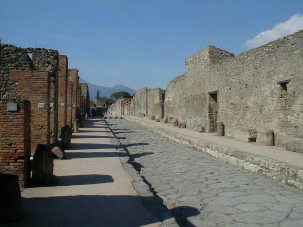 Via di Mercurio between VI.8 and VI.10. Looking north from VI.8.12. September 2004.